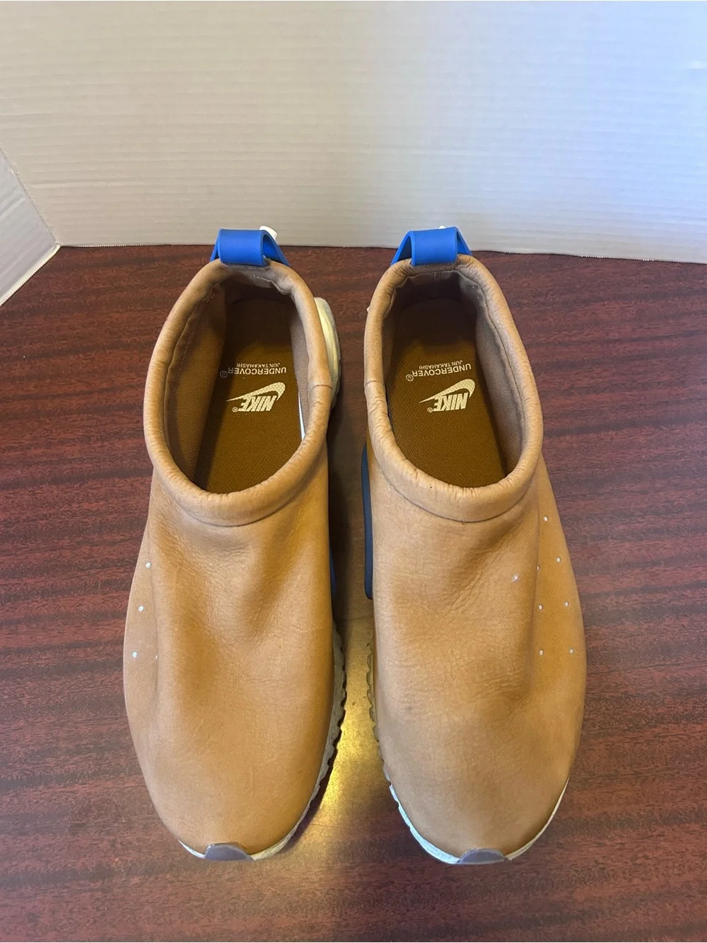 Men’s Nike Moc Flow SP x UNDERCOVER Sneakers in Ale Brown / Team Royal / White